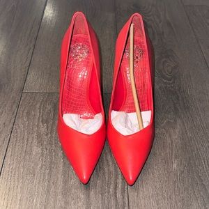 VINCE CAMUTO AKENTA PUMP